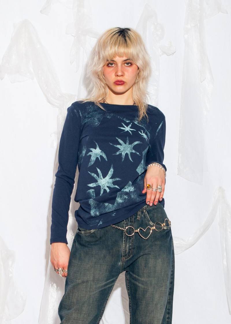 Überarbeitetes Vintage Y2K Star Print Langarm-T-Shirt in Blau - 2000Er Jahre Upcycled Boot-Ausschnitt Top Whimsigoth Handbedrucktes Style Slim Fit von InterzoneVntg