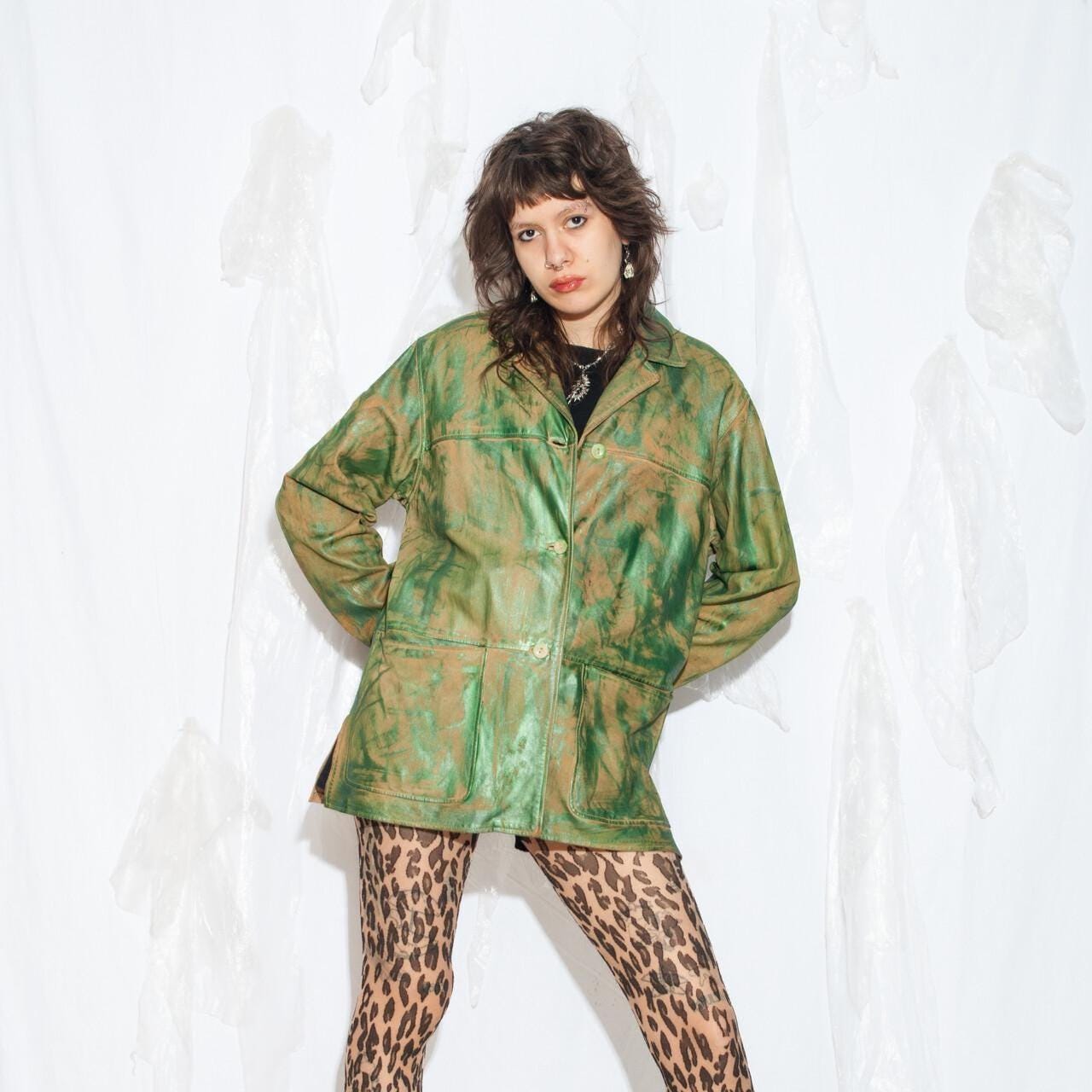Vintage 70Er Jahre Wildleder Mantel in Grün Und Beige - Handbemalte Oversized Jacke Handbemalter Whimsigoth Style von InterzoneVntg
