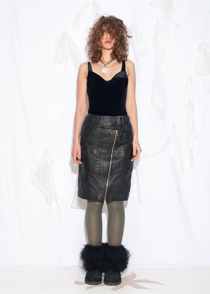 Vintage 80Er Jahre Leder Midi Rock in Schwarz - 1980Er Punk Style High Waisted Zip Size M von InterzoneVntg