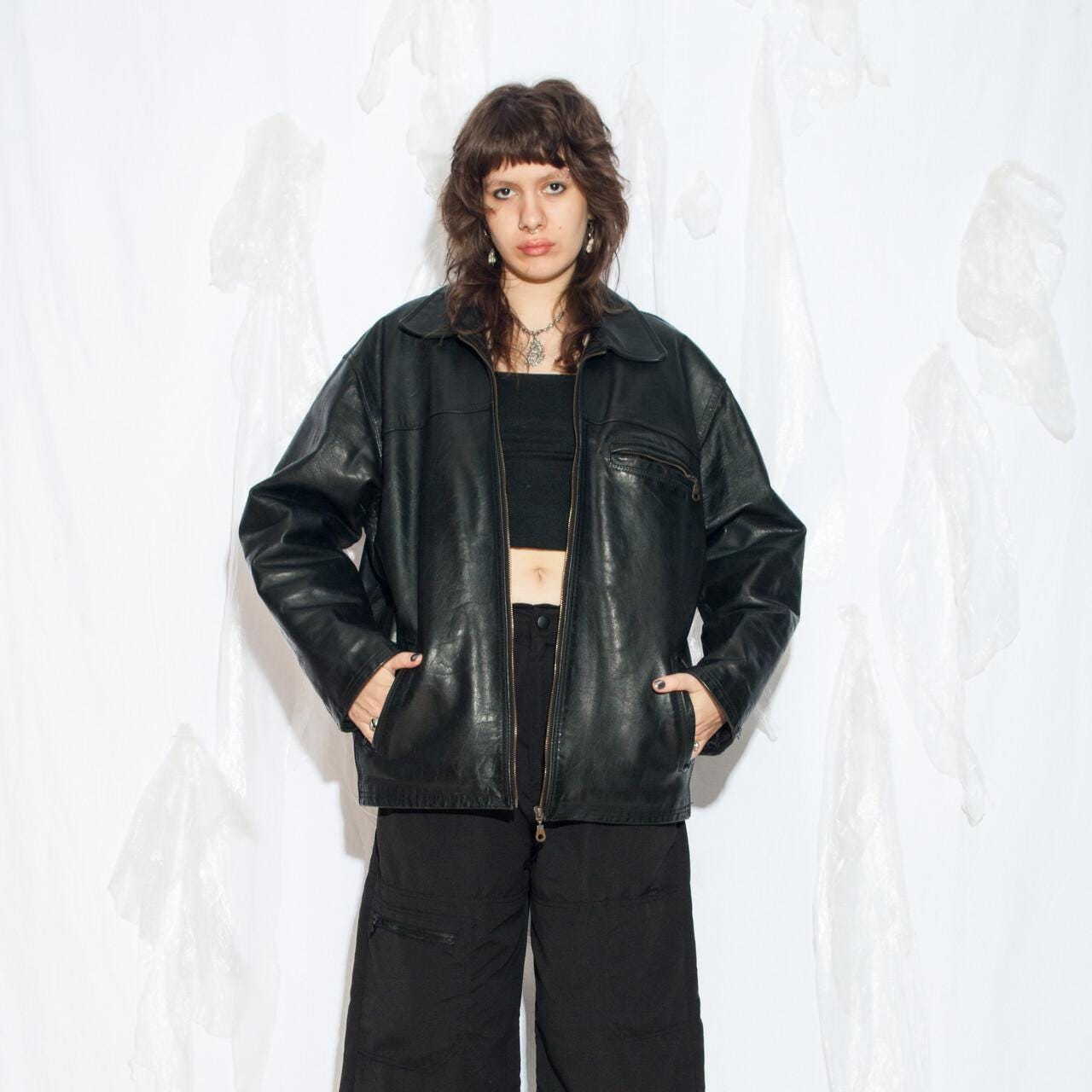 Vintage 90Er Jahre Leder Bomberjacke in Schwarz - Oversized Boyfriend Fit Mantel Gender Neutral Mode Vintage 90Er Jahre Leder Bomberjacke in Schwarz - Oversized Boyfriend Fit Mantel Gender Neutral Mode von InterzoneVntg