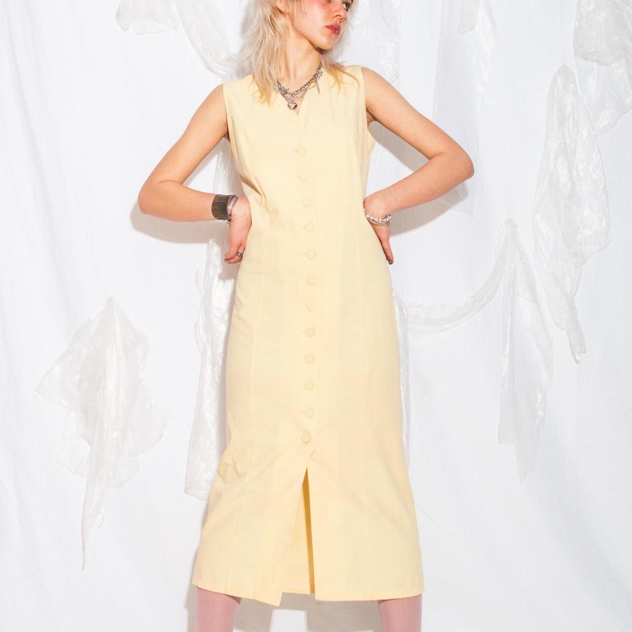 Vintage 90Er Jahre Maxi Kleid in Gelb - Vitamin Für Körper Und Seele Sommerkleid Mit Knopfleiste Vorne Whimsi Twee Y2K Style Size M Vintage 90Er Jahre Maxi Kleid in Gelb - Vitamin Für Körper Und Seele Sommerkleid Mit Knopfleiste Vorne Whimsi Twee Y2K Style Size M von InterzoneVntg