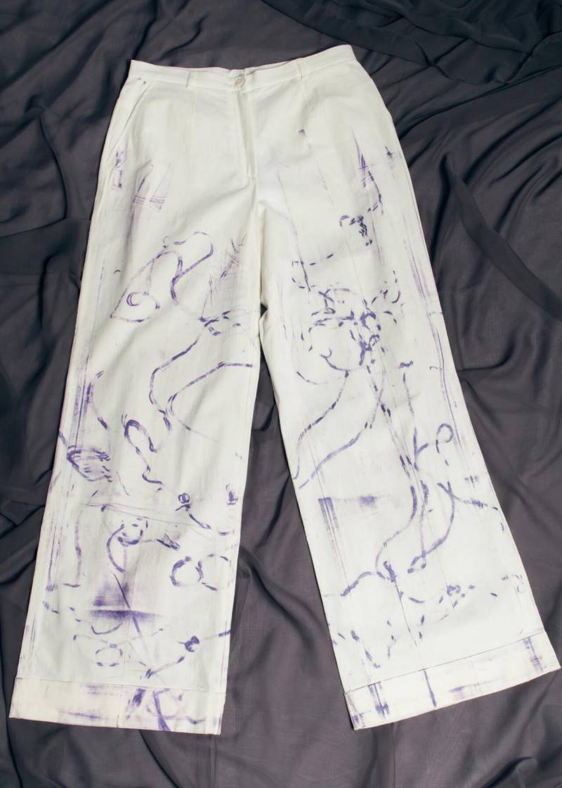 Vintage 90Er Jahre Reworked Schlaghose in Handbemalter Lila 1990Er Y2K Weite Beinhose Weißer Baumwolle Large von InterzoneVntg