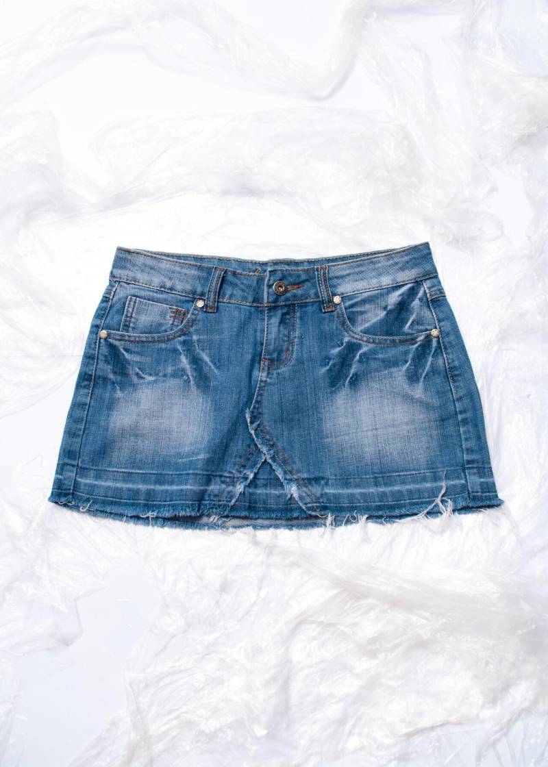 Vintage Denim Mikro Rock Y2K Low Rise Mini in Stonewashed Blau 2000Er Jahre Jeans Rave Raw Saum Distressed Grunge von InterzoneVntg