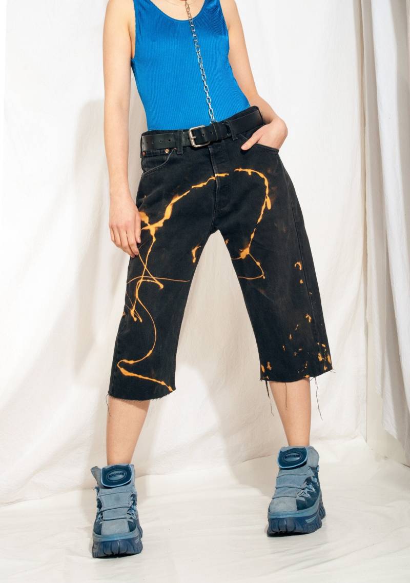 Vintage Levi's 590 Jeans 90Er Jahre Reworked Gebleichte Denim Shorts 1990Er Made in Uk Cut-Offs Boyfriend Grunge Rave Gemalte Schwarze Hose von InterzoneVntg