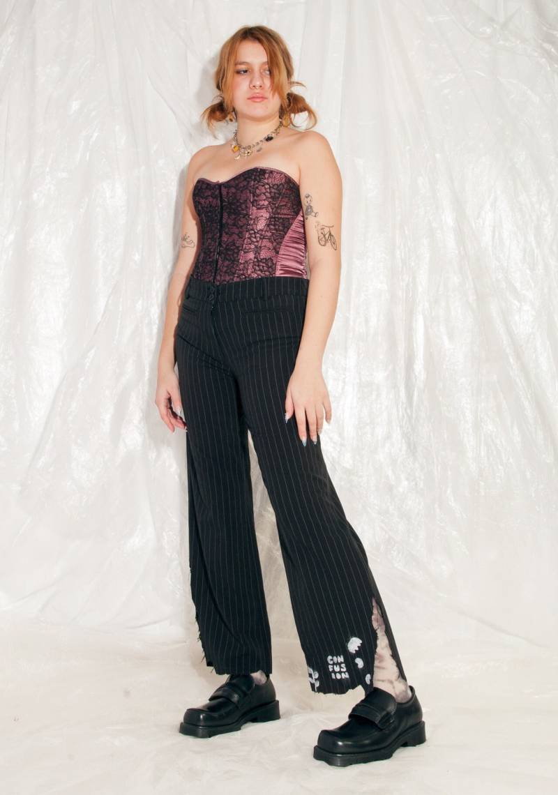 Vintage Schlaghose Y2K Reworked Slit Hose in Schwarz 2000S Confusion Gedruckt Shredded One-Off Upcycled Pinstreped Rave Größe L 40 von InterzoneVntg