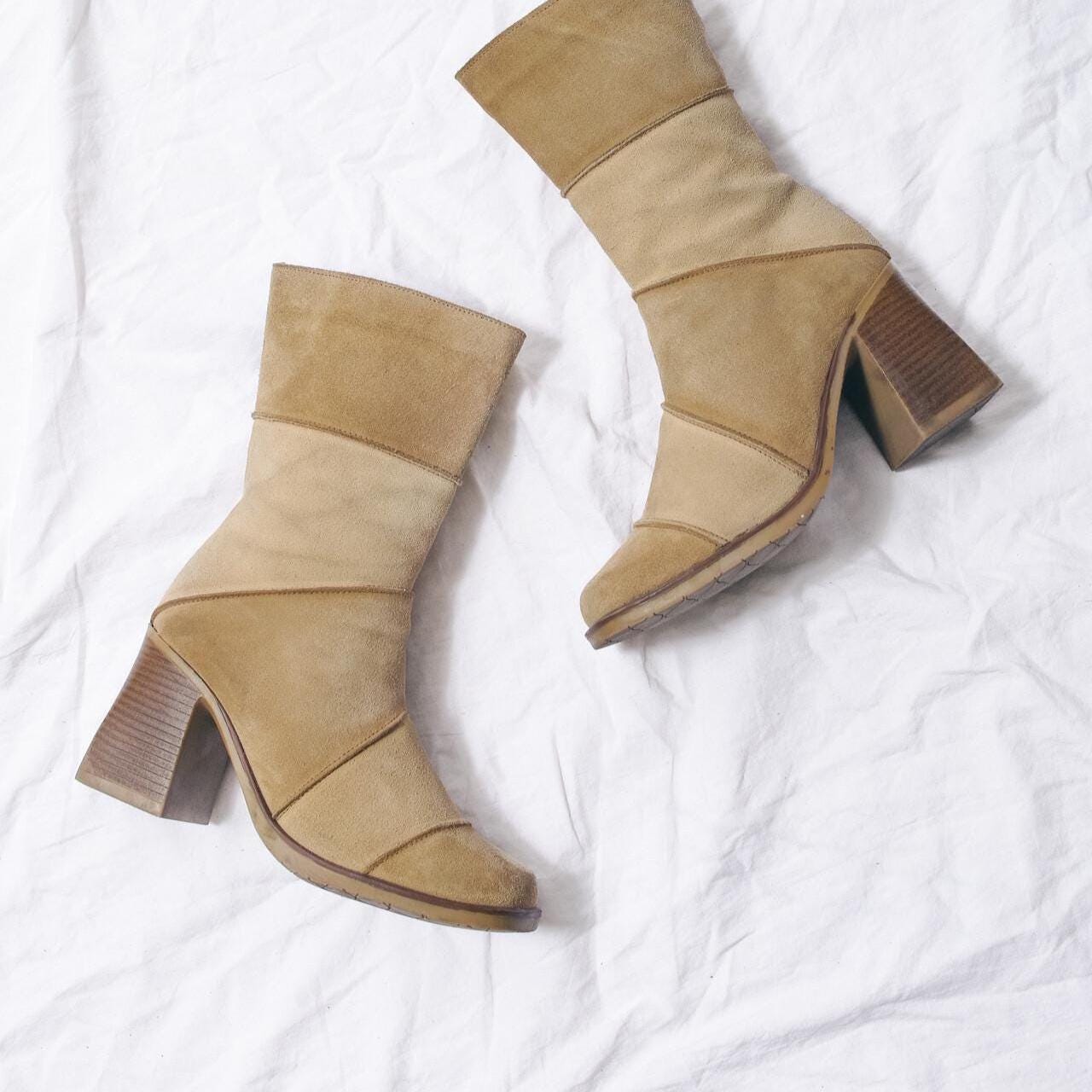 Vintage Y2K Ankle Boots Aus Beigem Wildleder - 2000Er Jahre Patchwork High Heel Schuhe Whimsigoth Style Lederschuhe Größe 36 von InterzoneVntg