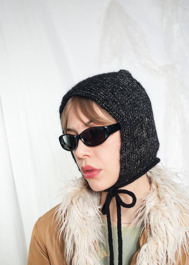 Vintage Y2K Baby Mütze Haube in Silber Schwarz Handgemachtes Gestricktes Accessoire - Hergestellt Aus Garn von InterzoneVntg