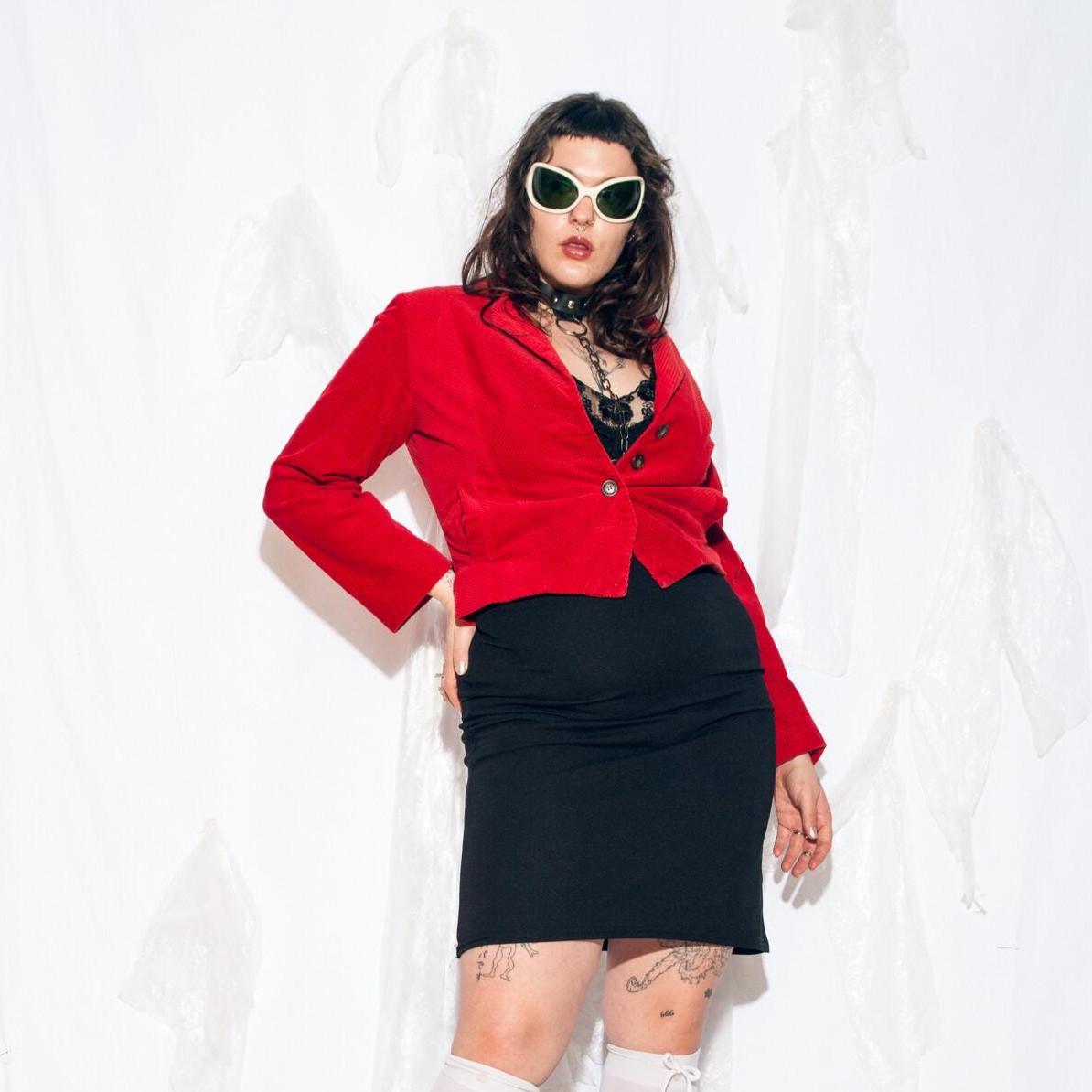 Vintage Y2K Cord Blazer in Rot - 2000S Taillierte Crop Jacke Im Whimsi Twee Stil Size L Vintage Y2K Cord Blazer in Rot - 2000S Taillierte Crop Jacke Im Whimsi Twee Stil Size L von InterzoneVntg
