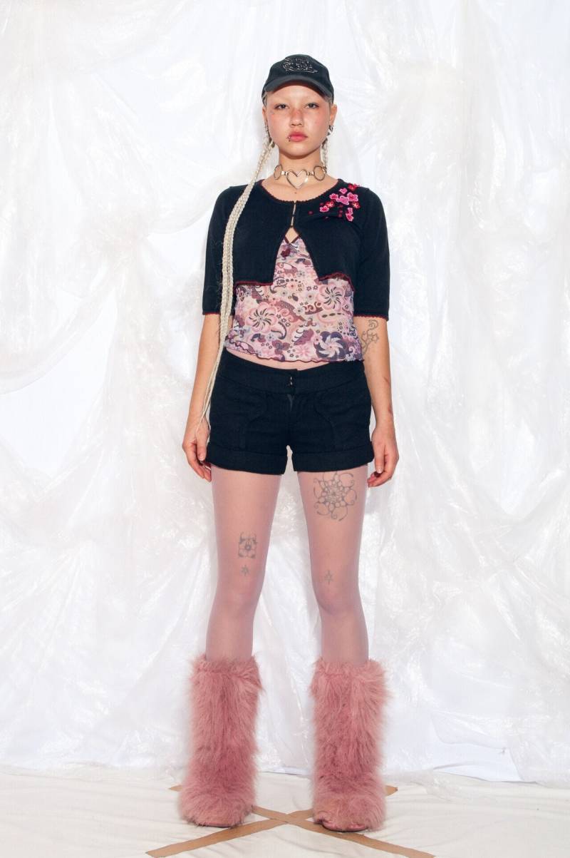 Vintage Y2K Cropped Strickjacke in Schwarz Mit Blumenapplikation Kidcore Medium von InterzoneVntg