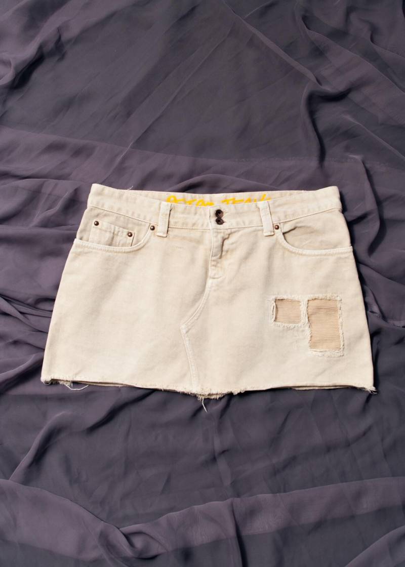 Vintage Y2K Denim Micro Rock in Beige - 2000Er Grunge Distressed Raw Saum Mini Low Rise Fashion Größe L von InterzoneVntg