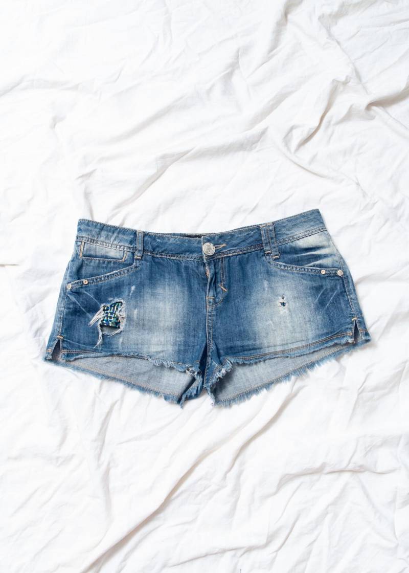 Vintage Y2K Denim Micro Shorts in Blau - 2000Er Jahre Low Rise Stonewashed Hot Pants Grunge Style Jeans Größe M von InterzoneVntg
