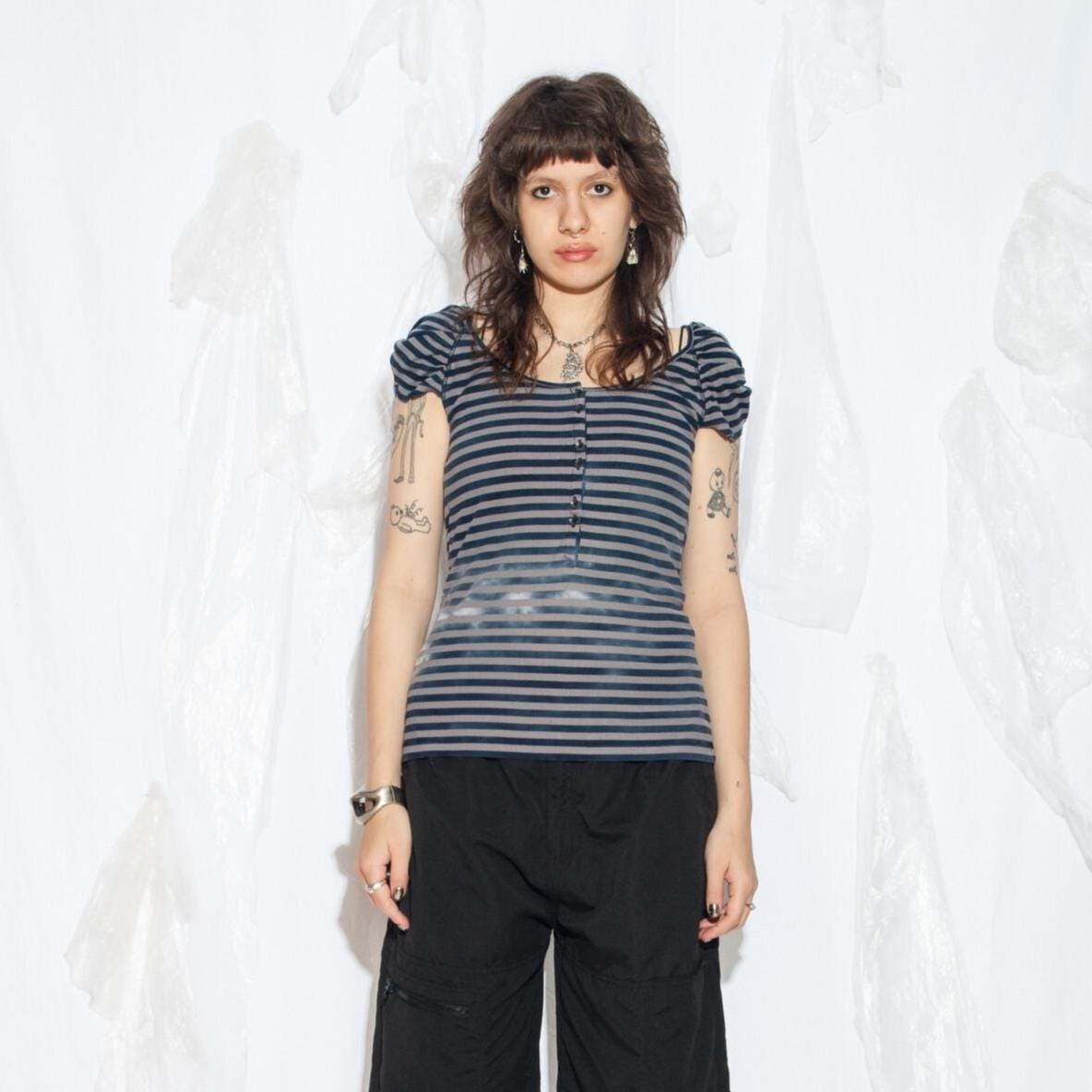 Vintage Y2K Drykorn Puffärmeloberteil in Grau Und Blau Gestreift - 2000Er Jahre Designer T-Shirt Clown Ästhetik Figurbetonte Bluse Größe L von InterzoneVntg