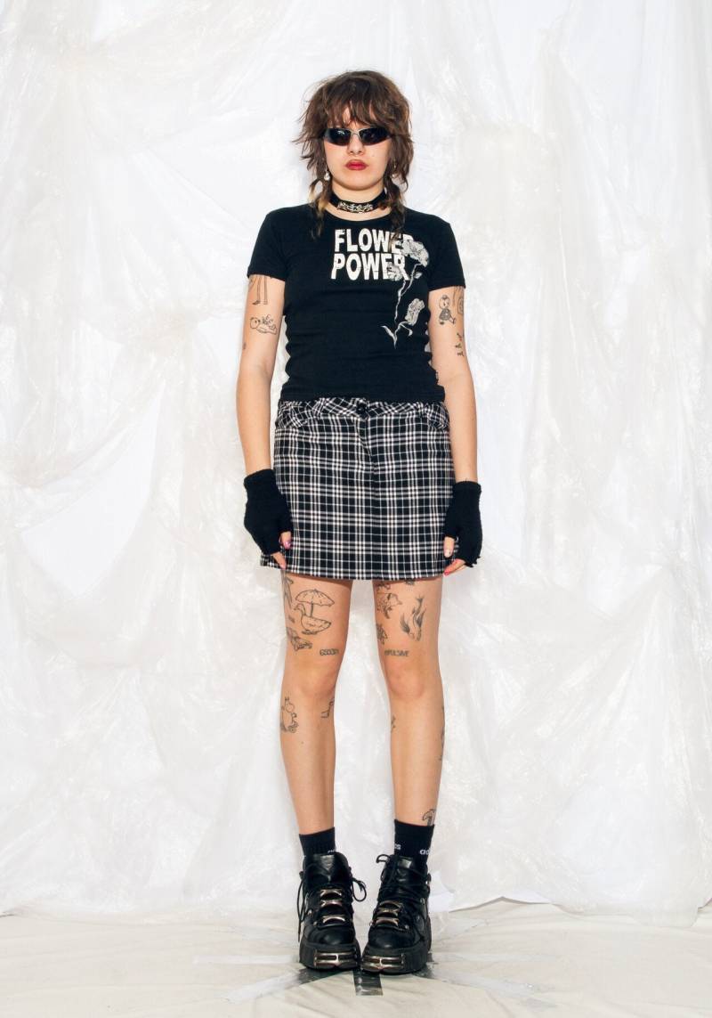 Vintage Y2K Flower Power Baby T-Shirt Aus Schwarzer Baumwolle 2000Er Jahre Kurzarm Whimsigoth Top Large Medium von InterzoneVntg