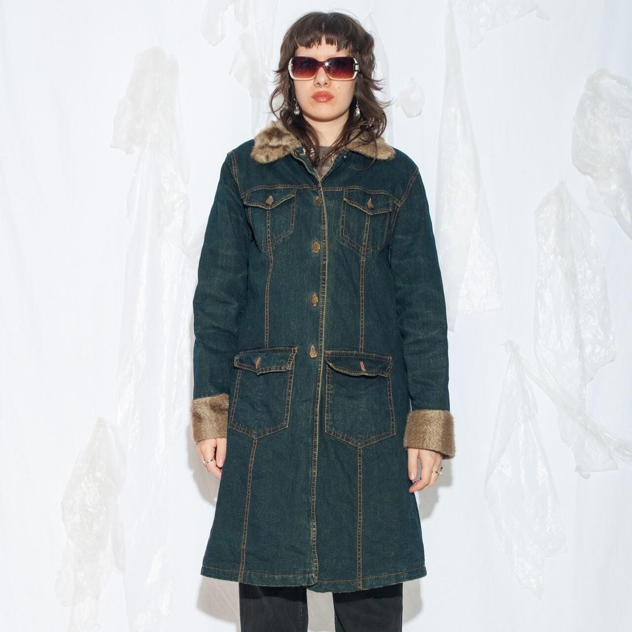 Vintage Y2K Jeans Mantel in Blau Mit Pelzkragen - 2000Er Jahre Techno Cowboy Stil Trench Penny Lane Ästhetik Size L Vintage Y2K Jeans Mantel in Blau Mit Pelzkragen - 2000Er Jahre Techno Cowboy Stil Trench Penny Lane Ästhetik Size L von InterzoneVntg