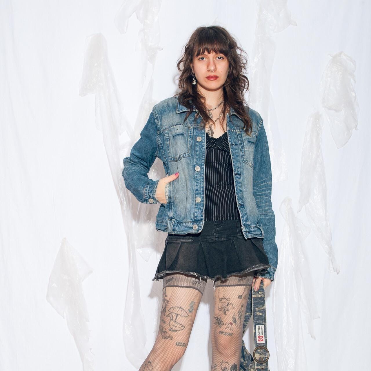 Vintage Y2K Jeansjacke in Blau - 2000S Tailliert Im Racing Style Mit Fishbone Design Stonewashed Slim Fit Mantel Größe Xl Vintage Y2K Jeansjacke in Blau - 2000S Tailliert Im Racing Style Mit Fishbone Design Stonewashed Slim Fit Mantel Größe Xl von InterzoneVntg