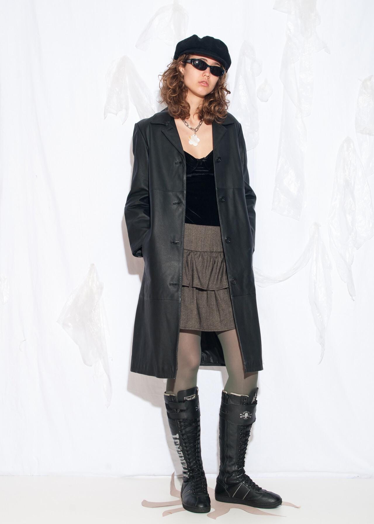 Vintage Y2K Ledermantel in Schwarz - 2000S Matrix Style Oberbekleidung Edgy Chic Cyber Grunge Größe M Vintage Y2K Ledermantel in Schwarz - 2000S Matrix Style Oberbekleidung Edgy Chic Cyber Grunge Größe M von InterzoneVntg