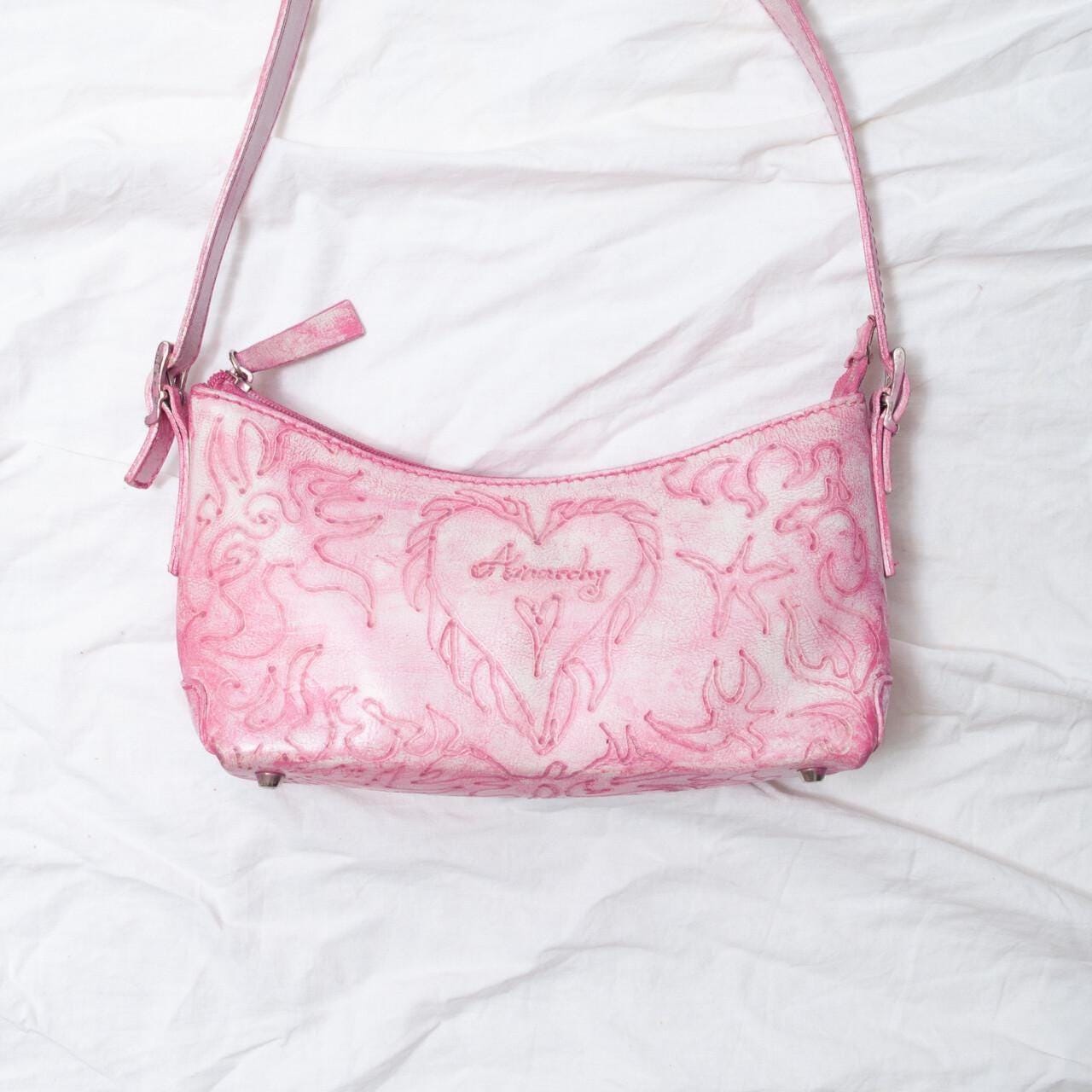 Vintage Y2K Ledertasche in Pink Mit Anarchy Star Muster - 2000S Handbemaltes Modeaccessoire Vintage Y2K Ledertasche in Pink Mit Anarchy Star Muster - 2000S Handbemaltes Modeaccessoire von InterzoneVntg