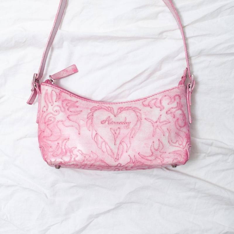 Vintage Y2K Ledertasche in Pink Mit Anarchy Star Muster - 2000S Handbemaltes Modeaccessoire Vintage Y2K Ledertasche in Pink Mit Anarchy Star Muster - 2000S Handbemaltes Modeaccessoire von InterzoneVntg
