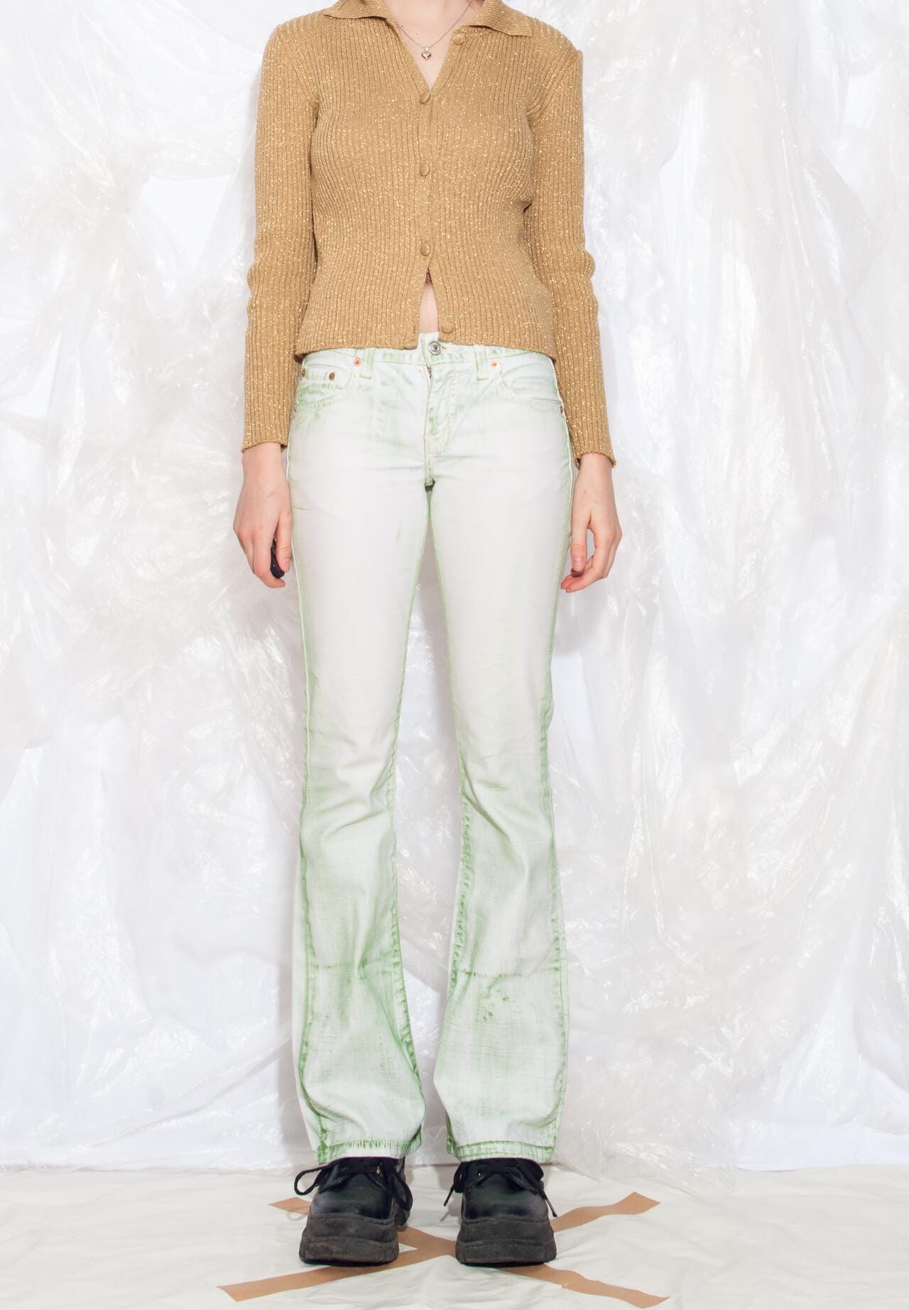 Vintage Y2K Levi's Flare Jeans in Grün Weiß Handbemalte 2000Er Jahre Reworked Flared Bootcut Rave Denim Hose Small von InterzoneVntg