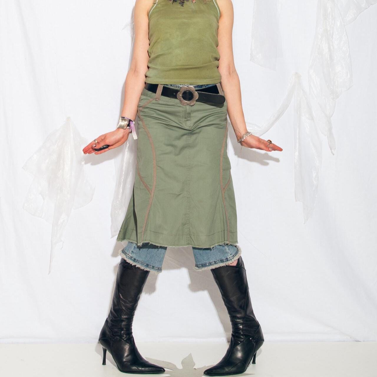 Vintage Y2K Midi Rock in Mud Wash Khaki - 2000Er Jahre Low Rise Techno Bottom Baumwollrock Im Whimsigoth Style Größe S Vintage Y2K Midi Rock in Mud Wash Khaki - 2000Er Jahre Low Rise Techno Bottom Baumwollrock Im Whimsigoth Style Größe S von InterzoneVntg