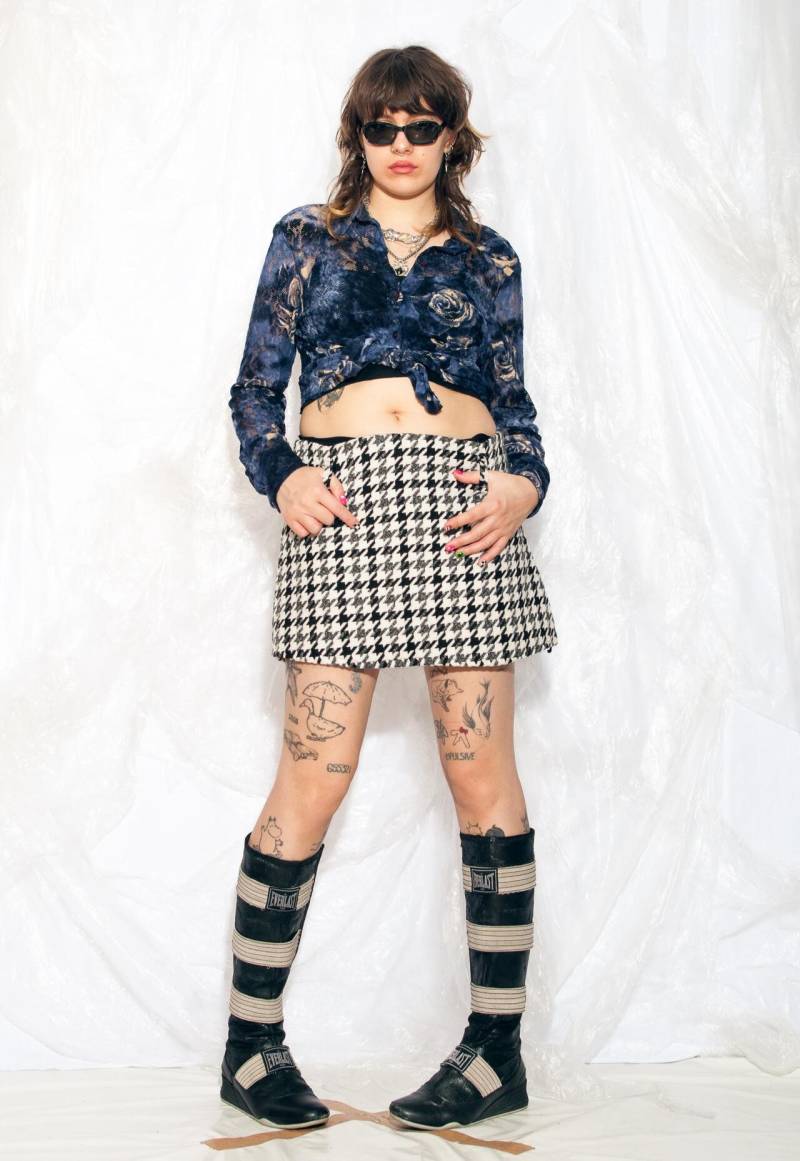 Vintage Y2K Mini Rock in Weiß Und Schwarz Mit Hahnentrittmuster - 2000S Clueless Preppy Aesthetic Low Rise Size L von InterzoneVntg