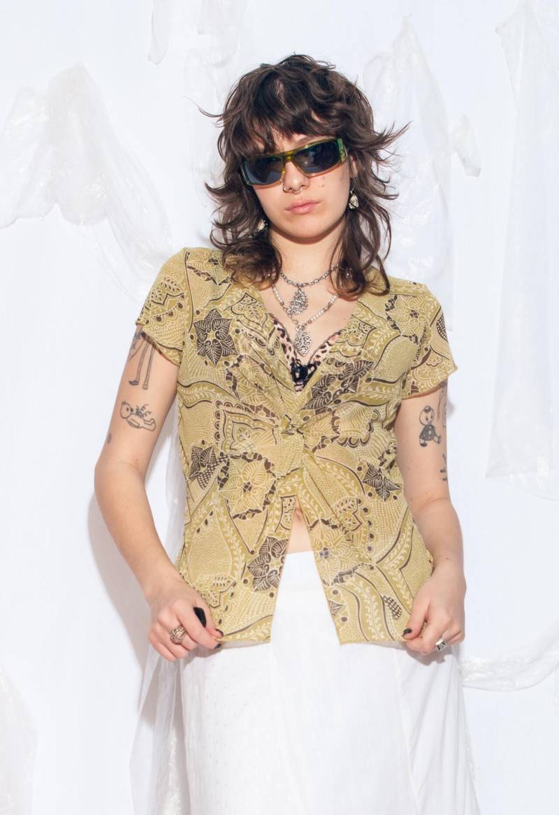 Vintage Y2K Netz Top in Grün - Kurzärmeliges Whimsigoth Fairycore Style 2000S Whimsi Twee Grunge Bluse Mit Schlitz Vorne Größe L von InterzoneVntg