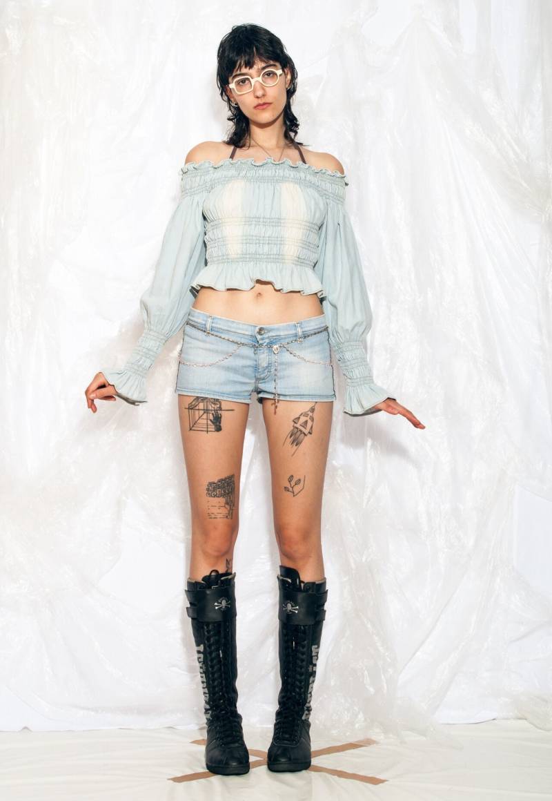 Vintage Y2K Off Schulter Bluse in Blau Denim 2000Er Stil Geraffte Top Größe M von InterzoneVntg