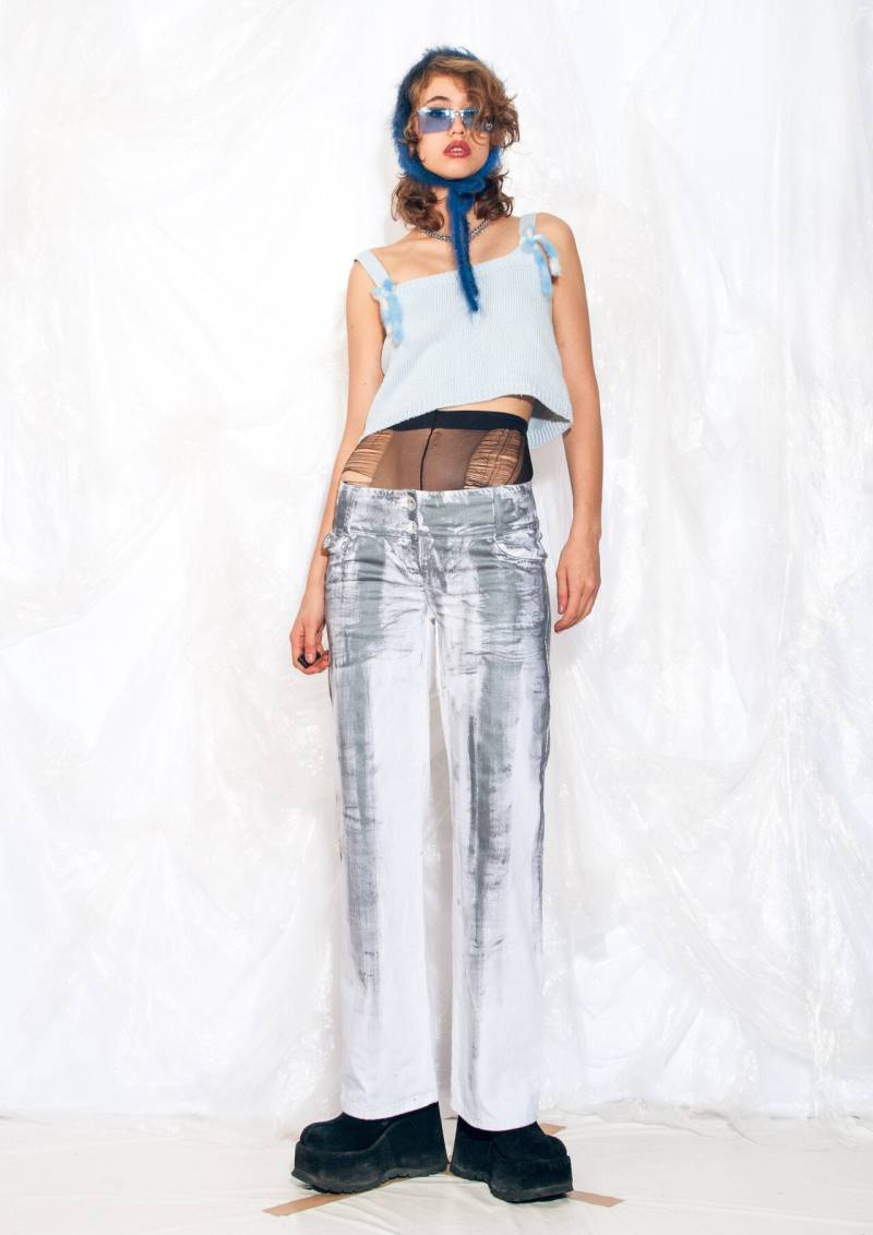 Vintage Y2K Reworked Flare Jeans in Silber Und Weiß Handbemalte 2000Er Jahre Denim Flares Rave Boho Hose Low-Rise Medium von InterzoneVntg