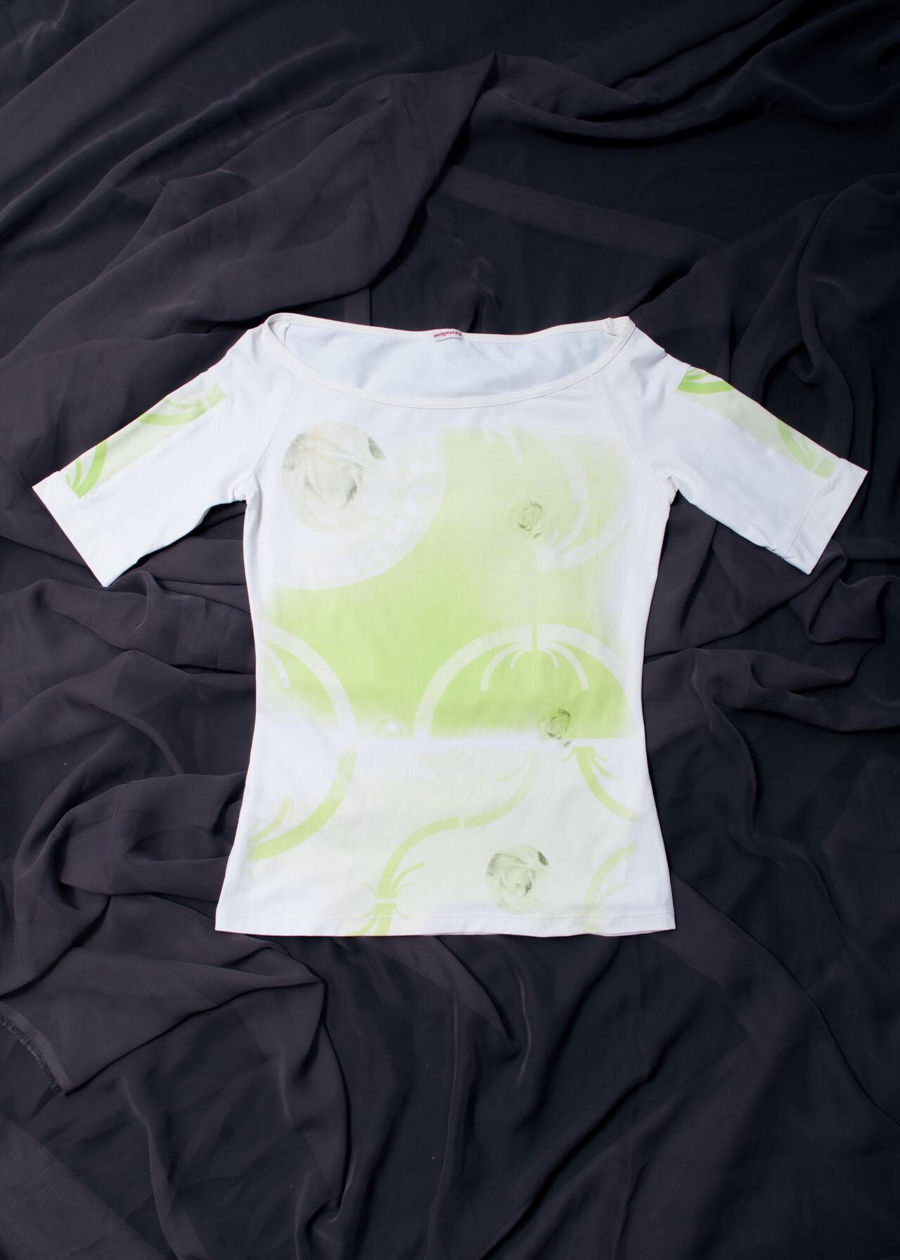 Vintage Y2K Rose Bedrucktes Top in Weiß Grün - 2000Er Jahre Boot-Ausschnitt Baby T-Shirt Grunge Style Slim Fit Bluse Größe S Vintage Y2K Rose Bedrucktes Top in Weiß Grün - 2000Er Jahre Boot-Ausschnitt Baby T-Shirt Grunge Style Slim Fit Bluse Größe S von InterzoneVntg