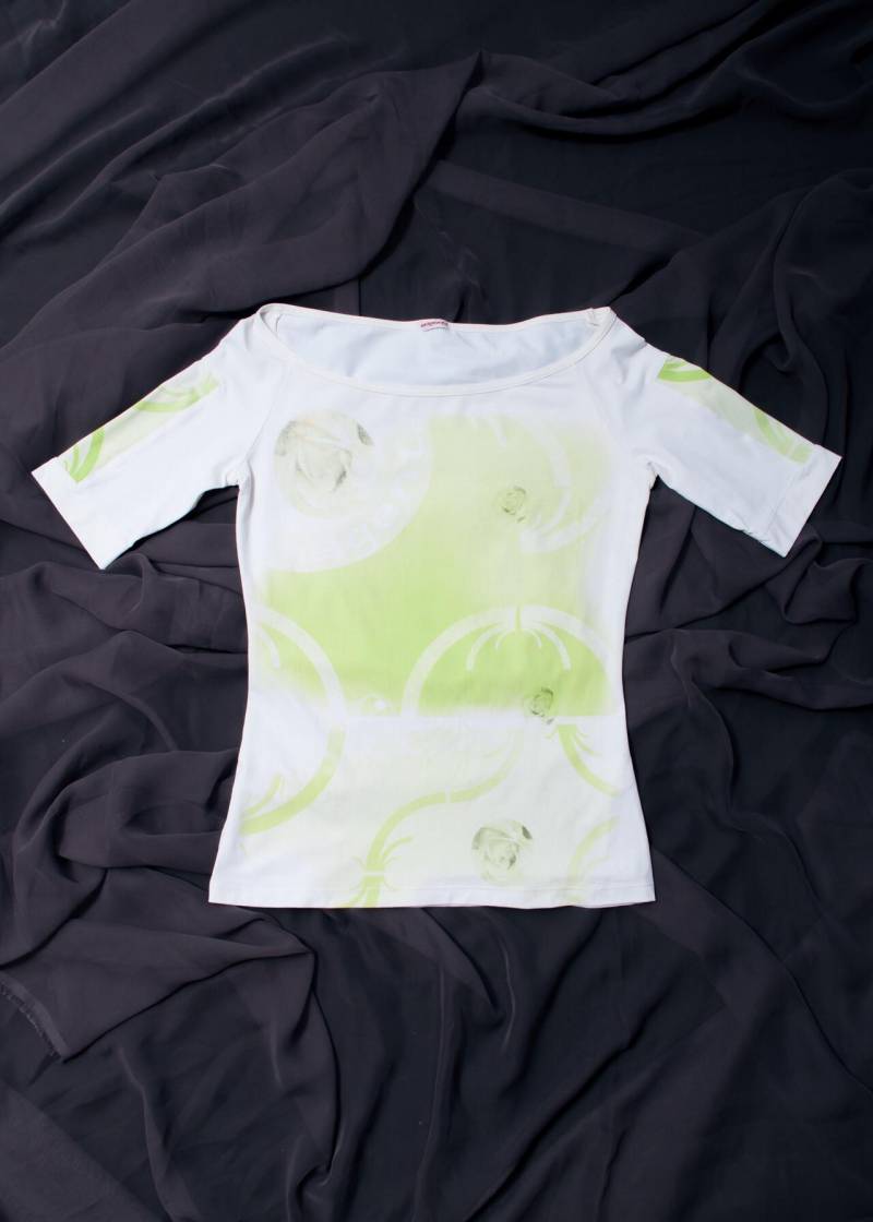Vintage Y2K Rose Bedrucktes Top in Weiß Grün - 2000Er Jahre Boot-Ausschnitt Baby T-Shirt Grunge Style Slim Fit Bluse Größe S Vintage Y2K Rose Bedrucktes Top in Weiß Grün - 2000Er Jahre Boot-Ausschnitt Baby T-Shirt Grunge Style Slim Fit Bluse Größe S von InterzoneVntg