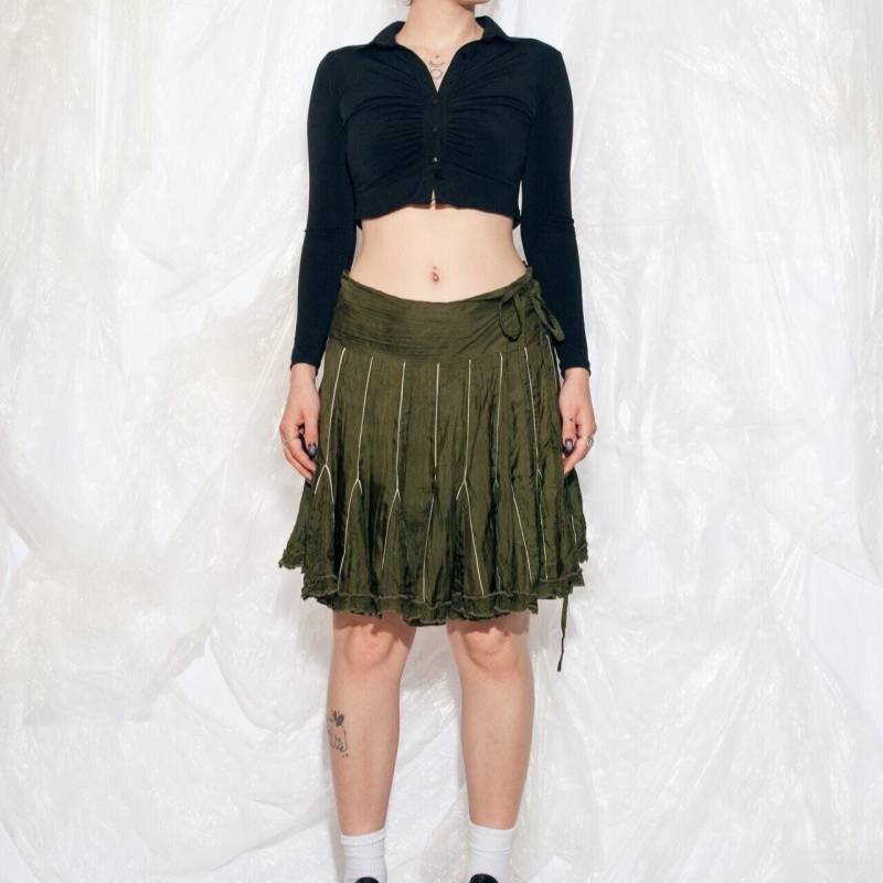 Vintage Y2K Seidenrock in Khaki Grün 2000Er Jahre Whimsigoth Fairycore Grunge Rüschenrock Mittlerer Rise Überlappter Rock Aus Reiner Seide von InterzoneVntg