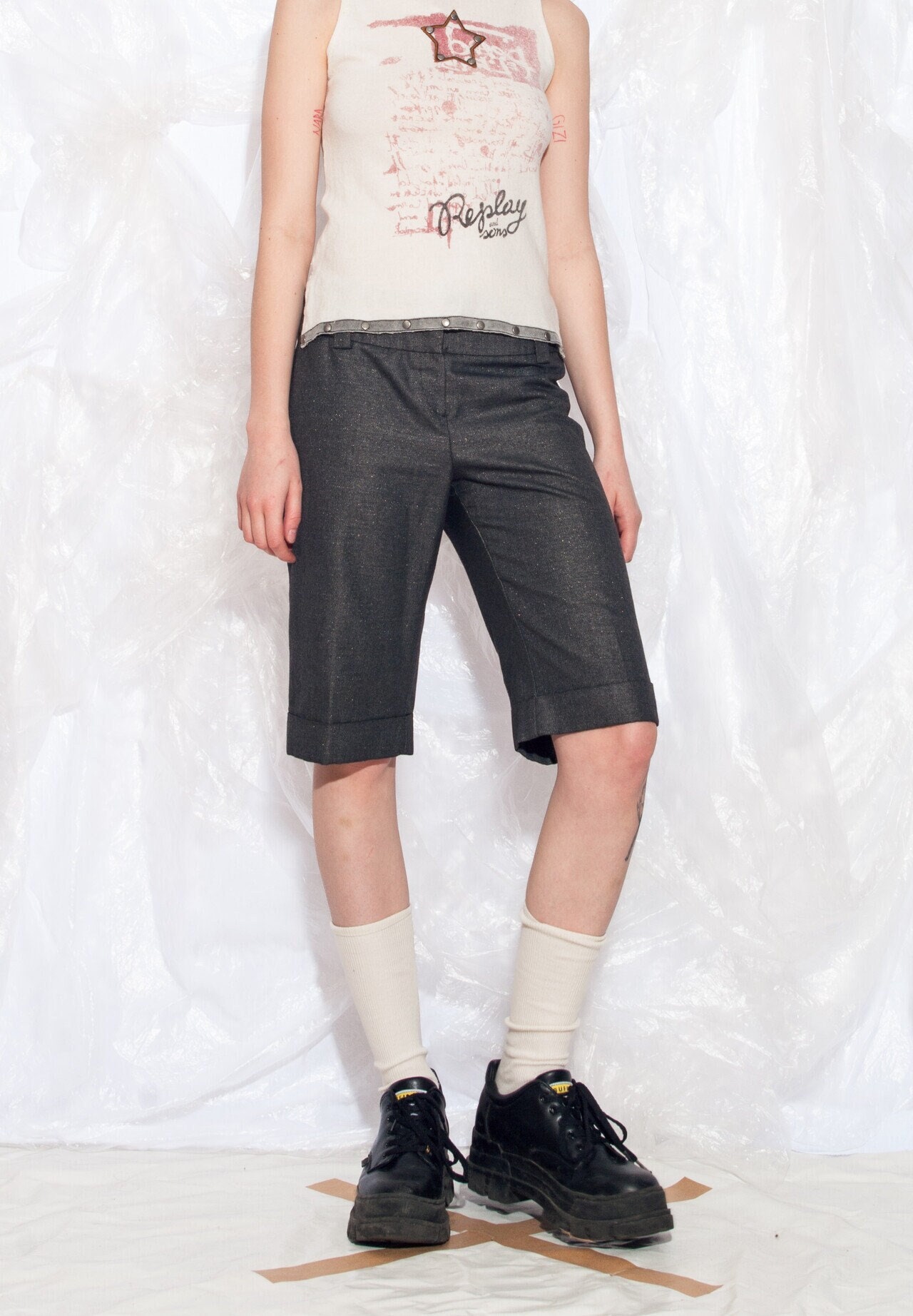 Vintage Y2K Shorts Mit Weitem Bein in Silber Grau Metallic Schimmer 2000Er Jahre Low Rise Capri Hose Klein Vintage Y2K Shorts Mit Weitem Bein in Silber Grau Metallic Schimmer 2000Er Jahre Low Rise Capri Hose Klein von InterzoneVntg