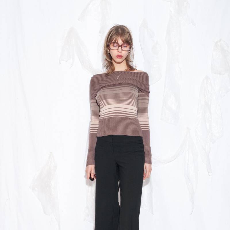 Vintage Y2K Strickjacke in Braunen Streifen - 2000Er Jahre Off Shoulder Soft Top Tailliert Und Cropped Größe S von InterzoneVntg