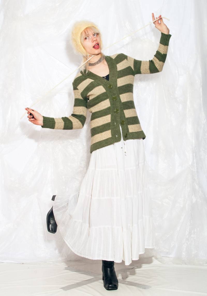 Vintage Y2K Strickjacke in Grün Beige Vertikal Gestreift 2000Er Jahre Grunge Fairycore Pullover S von InterzoneVntg