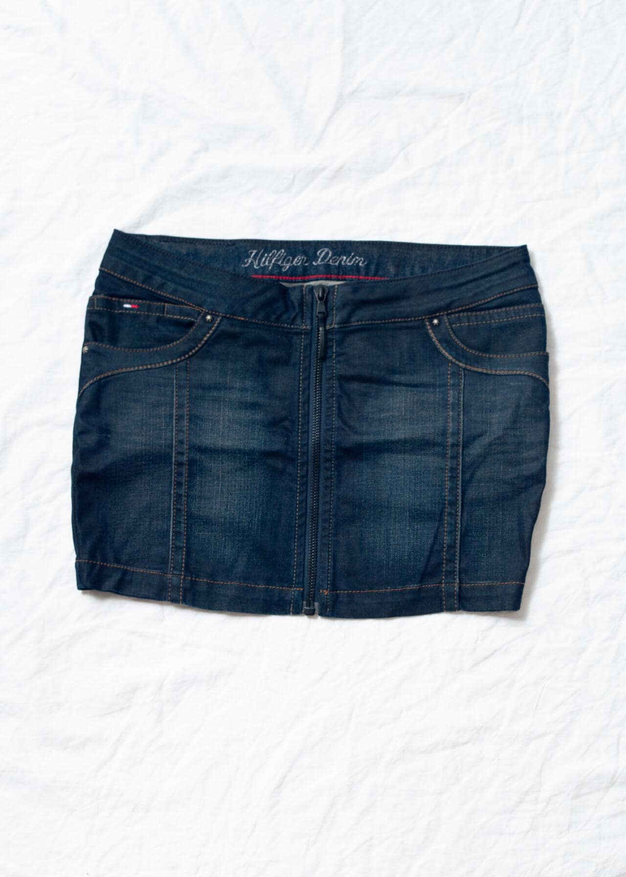 Vintage Y2K Tommy Hilfiger Mini Rock in Blauem Denim - 2000Er Jahre Jeanshose Mit Niedriger Taille Dark Wash Reißverschluss Vorne Stil Größe S M von InterzoneVntg