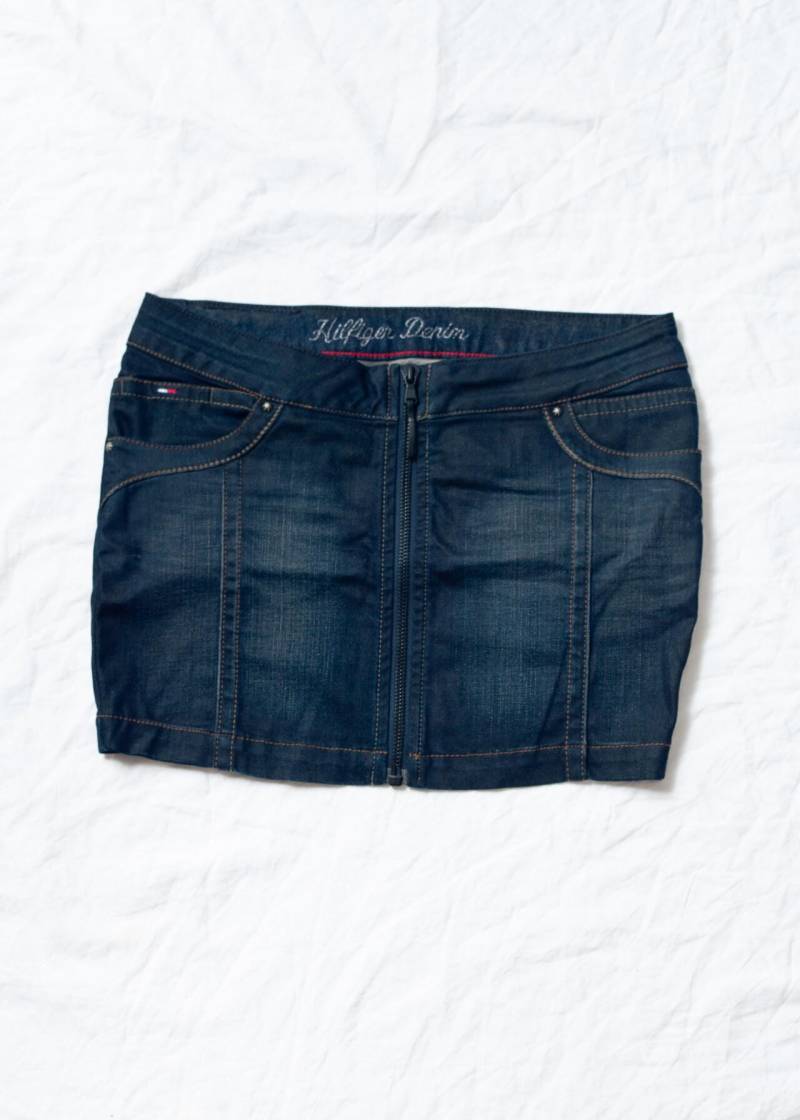Vintage Y2K Tommy Hilfiger Mini Rock in Blauem Denim - 2000Er Jahre Jeanshose Mit Niedriger Taille Dark Wash Reißverschluss Vorne Stil Größe S M von InterzoneVntg