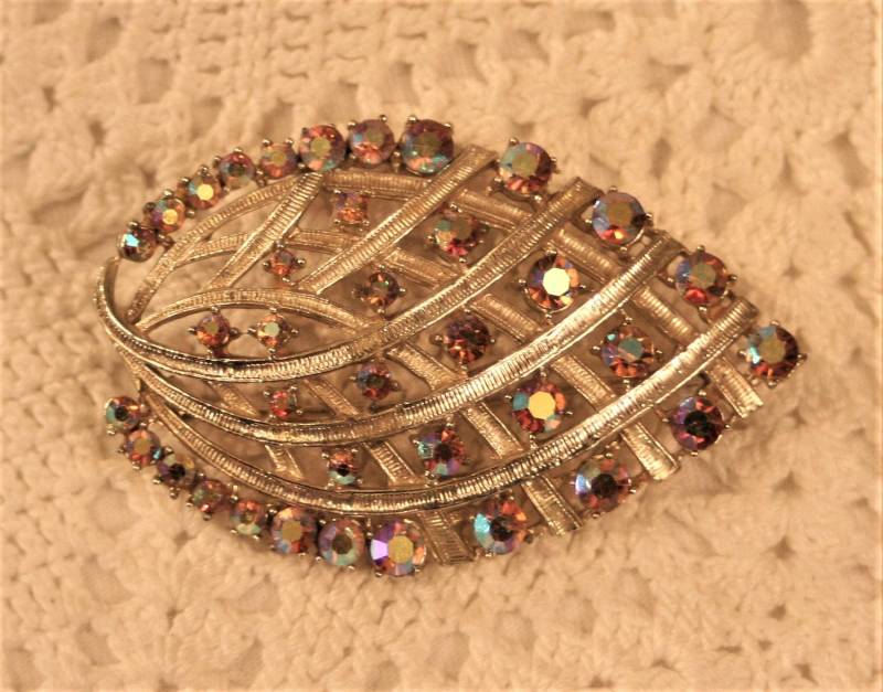 Atemberaubende Große Vintage "Ananas" Geneigten Form Aurora Borealis Strass Goldtone Brosche von Inthepalmofhishand