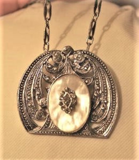 Atemberaubende Silvertone Gebogene Spitzen Durchbrochenen Vintage Faux Markasit Verwirbelt Cremig Zelluloid Oval Strass Halskette von Inthepalmofhishand