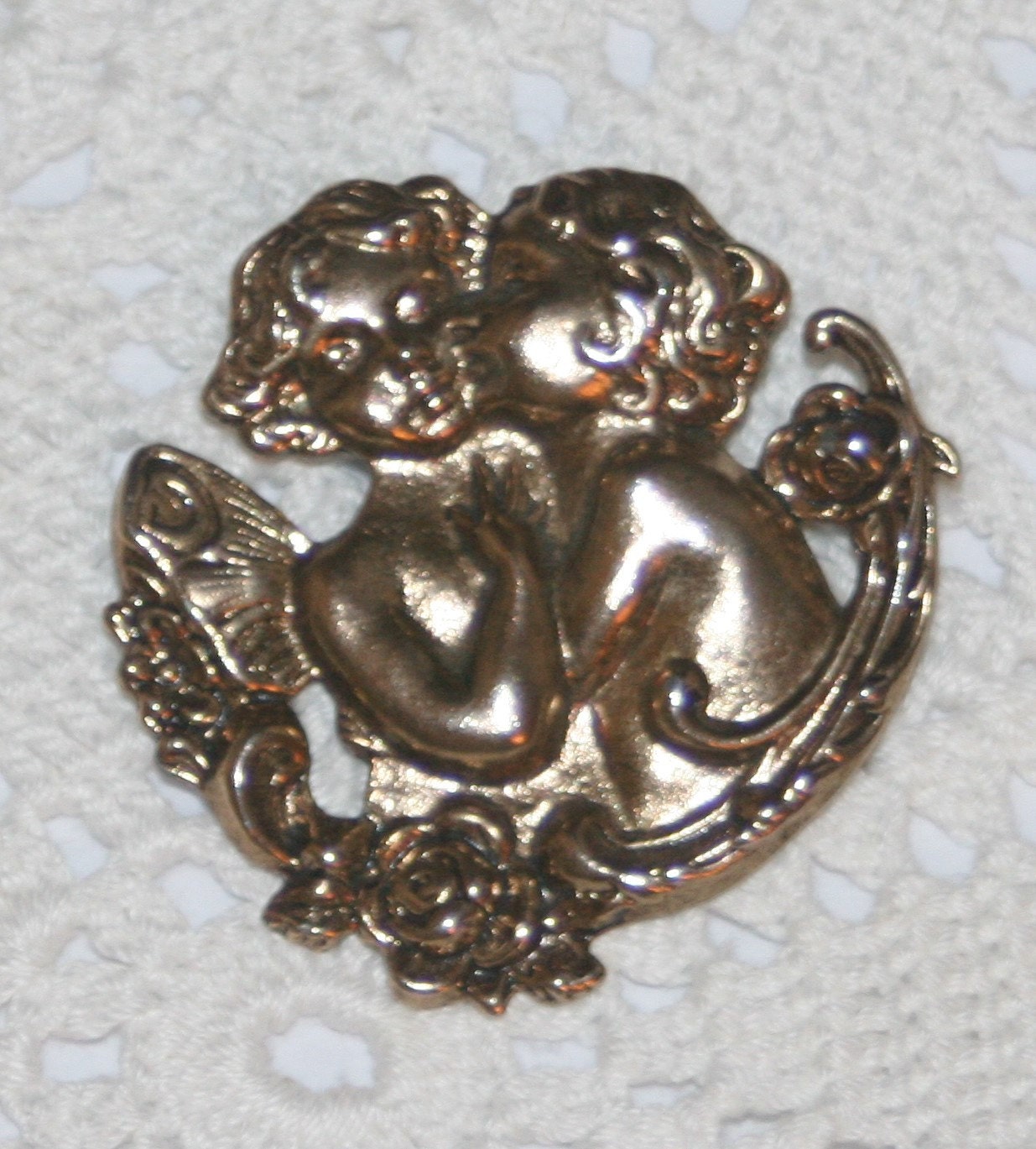 Auffällig Geformte Vintage Bronzetone Küssen Putten Engel Jugendstil Inspirierte Rose Akzentuierte Brosche Auffällig Geformte Vintage Bronzetone Küssen Putten Engel Jugendstil Inspirierte Rose Akzentuierte Brosche von Inthepalmofhishand