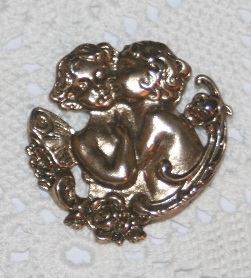 Auffällig Geformte Vintage Bronzetone Küssen Putten Engel Jugendstil Inspirierte Rose Akzentuierte Brosche von Inthepalmofhishand