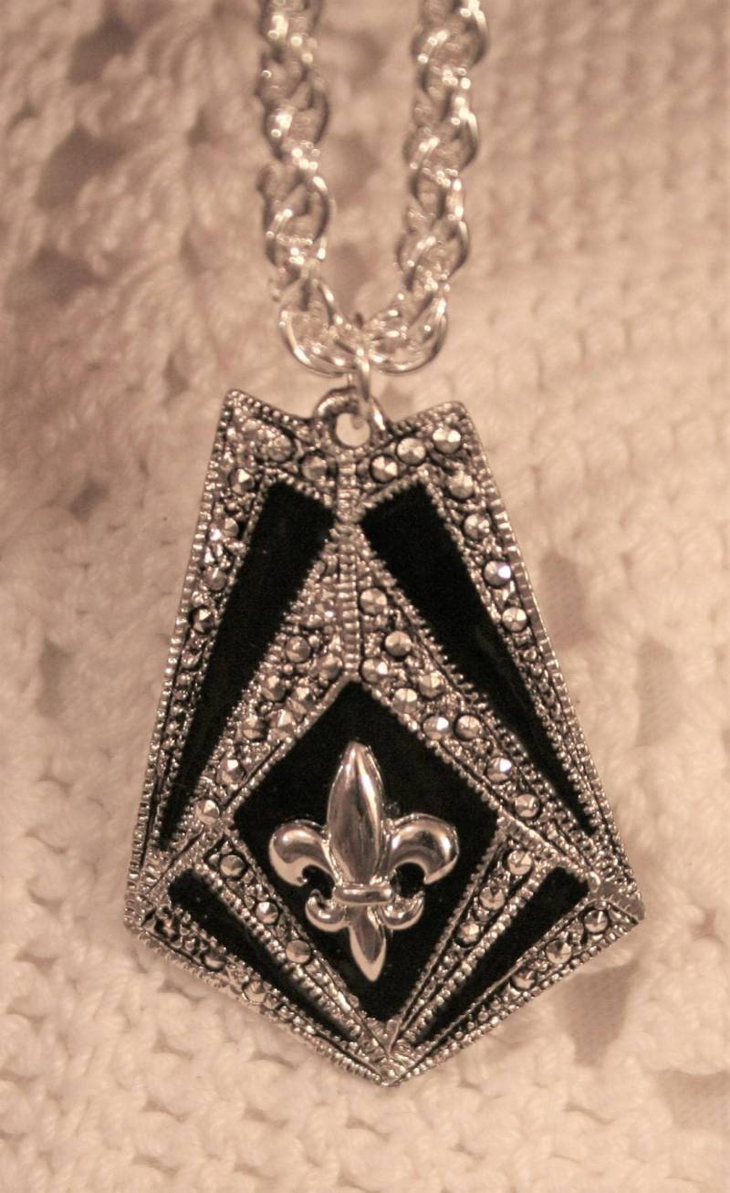 Auffällig Spitz Rhombus Schwarz Metall Faux Markasit Perlen Fleur Silvertone Halskette von Inthepalmofhishand