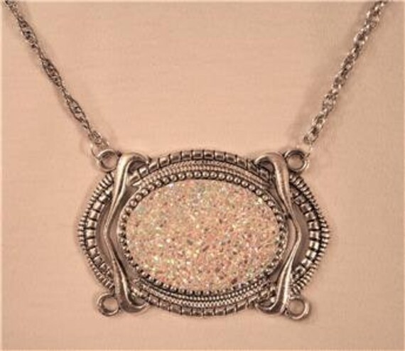 Auffälliger Großer Länglicher Gespenselter Glitzernder Weißer Cremefarbener Seilrand Festlich Silberfarbener Anhänger Halskette von Inthepalmofhishand