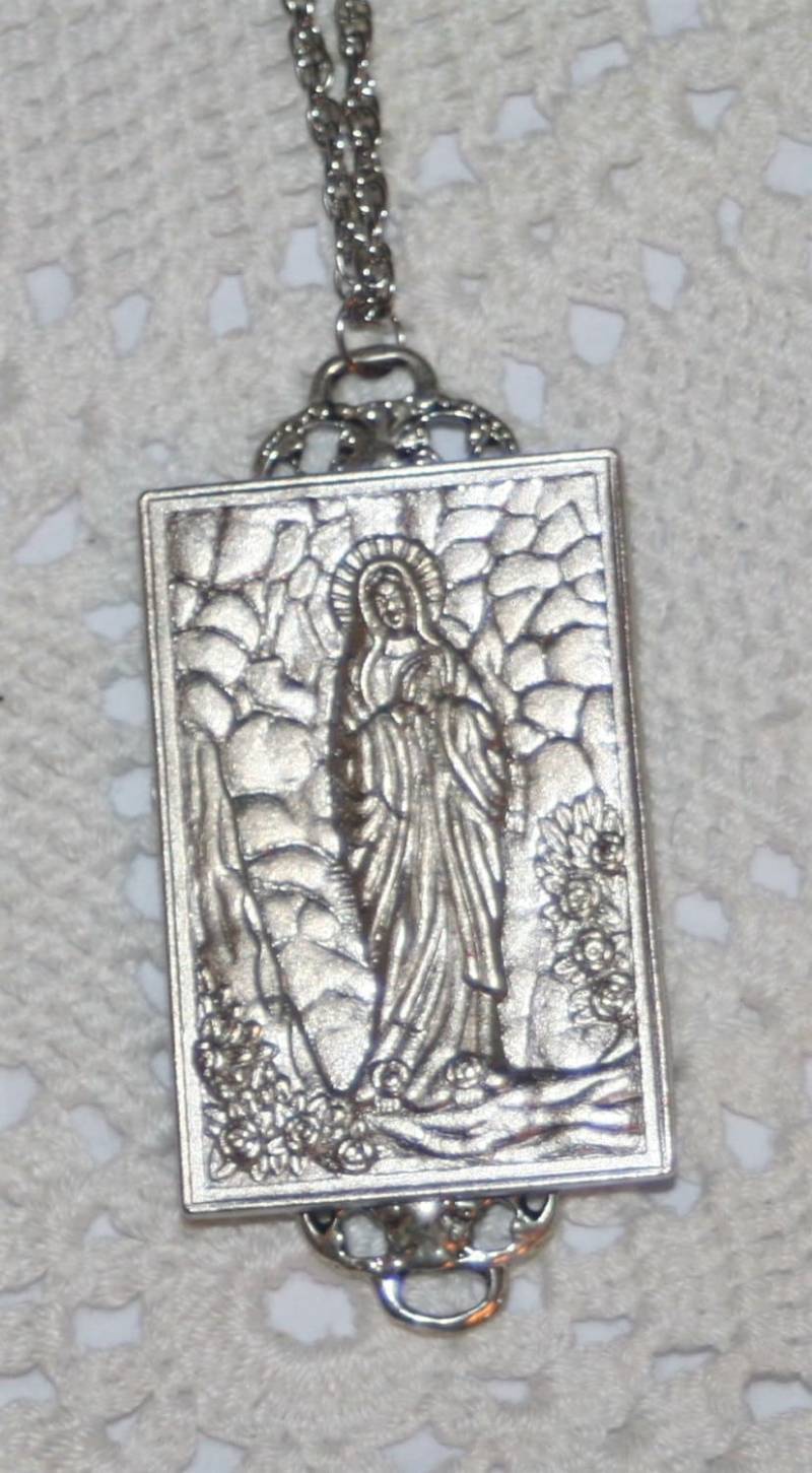 Auffallend Große Geformt Und Ätzen Strukturierte Unserer Lieben Frau Von Lourdes Grotte Plakat Medaille Silvertone Anhänger Halskette von Inthepalmofhishand