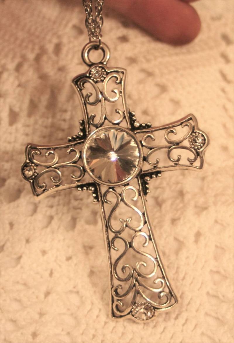 Auffallende Durchbrochene Gewirbelte Silberfarbene Brustkreuz Klare Strasssteine Religiöse Christliche Anhänger Halskette von Inthepalmofhishand