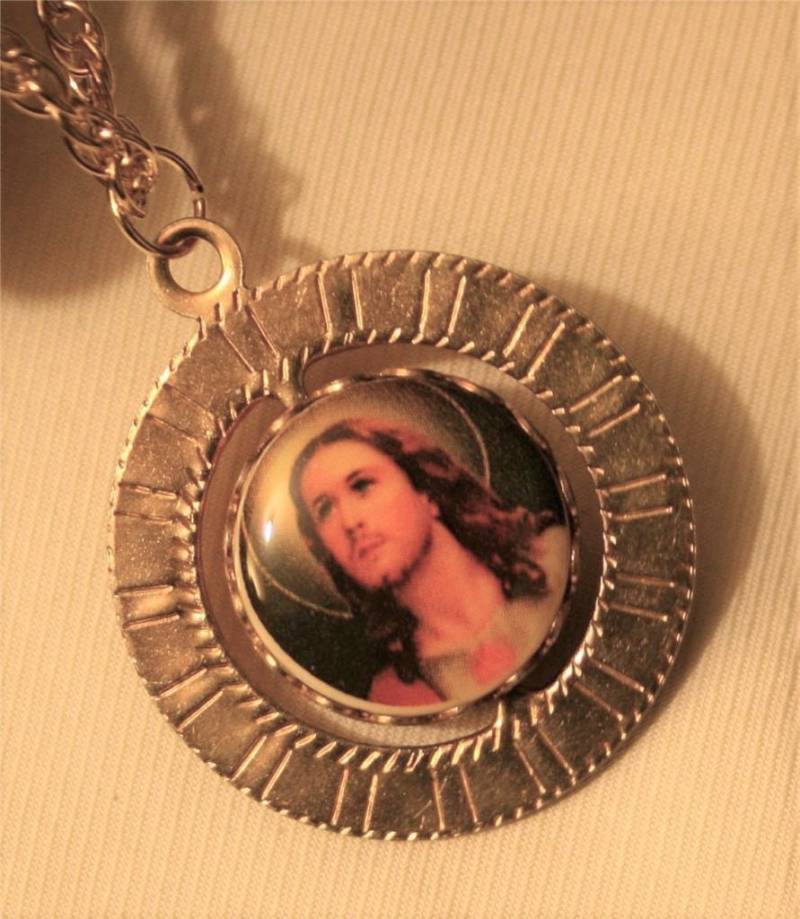 Auffallende Geätzt & Geriffelten Rand Goldtone Heiliges Herz Jesu Unsere Lady Maria, Königin Des Himmels Cameo Spinner Medaille Halskette Religiösen von Inthepalmofhishand