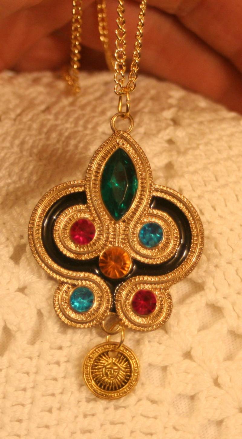 Auffallende Klee Gelappt Goldtone Wirbelte Crest Bunte Strasssteine Starburst Sun Baumeln Halskette von Inthepalmofhishand