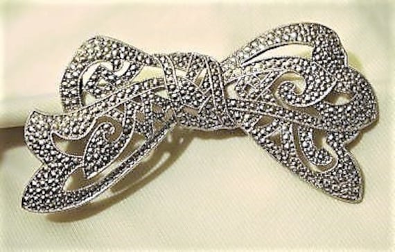 Beeindruckende Große Jahrgang Filigrane Durchbrochene Wirbelt Faux Markasit Silvertone Schleife Brosche Pin Ob Beeindruckende Große Jahrgang Filigrane Durchbrochene Wirbelt Faux Markasit Silvertone Schleife Brosche Pin Ob von Inthepalmofhishand