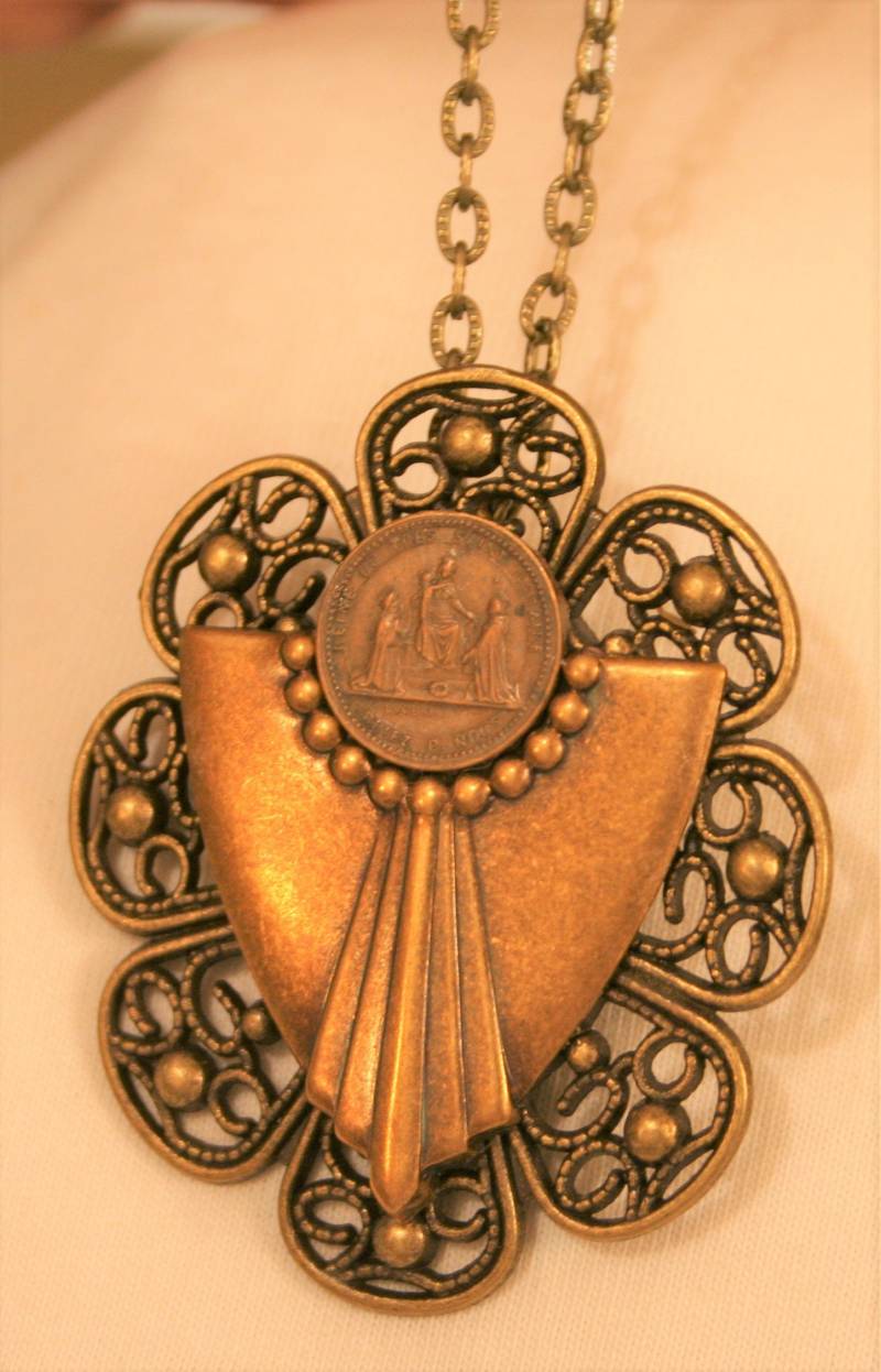 Durchbrochene Notre-Dame-Du-Très-Saint-Rosaire Unserer Lieben Frau Von Der Rosenkranz Religiösen Medaille Kette Brosche Pin Ob Umrandeten von Inthepalmofhishand
