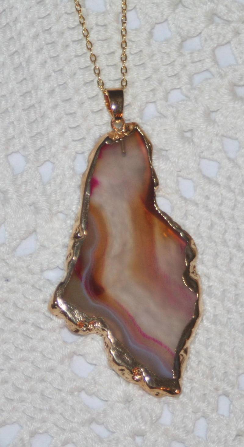 Einzigartige Opak Querschnitt Der Natürlichen Stein Felsen Geode Wellig Caramel & Burgund Vergoldet Rand Halskette Anhänger Goldtone von Inthepalmofhishand