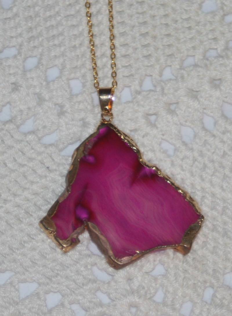 Einzigartige Undurchsichtig Querschnitt Der Stein Naturstein Geode Fuschia Vergoldet Edge Halskette Anhänger Goldtone von Inthepalmofhishand
